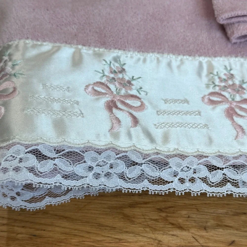 VTG New‎ Saturday Knight Royal Collection Bluch Pink Rose Lace Floral Towel Set
